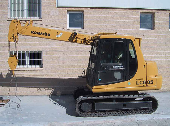 Gr&uacute;a excavadora Komatsu LC605-2 usada con elevado tiro directo de cabestrante. Maquinaria de segunda mano para cimentaciones especiales