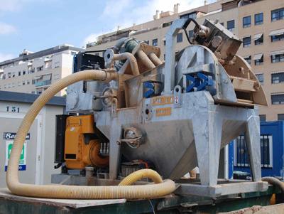 MODEL&CO, fabricante de mini desarenador de lodos de simple ciclonado (Diesel) MD45T para obras de cimentaciones especiales. Desarenador para geotermia. Fabricante de maquinaria de tratamiento de lodos