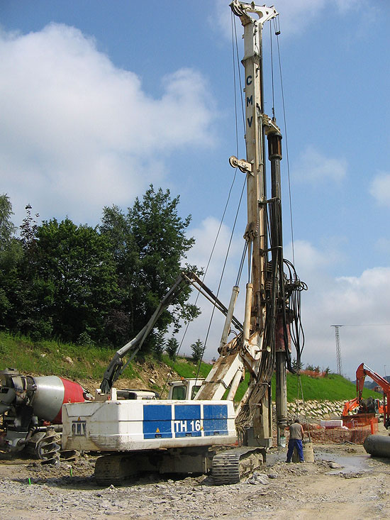 Second hand CMV TH 16 pile rig machine. Used engineering foundation equipment for piling rigs for large diameter boring